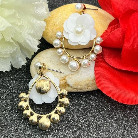 NEW Elegant Gold-Tone White Flowers and Simulated Pearls Drop Earrings - Picture 3 of 3